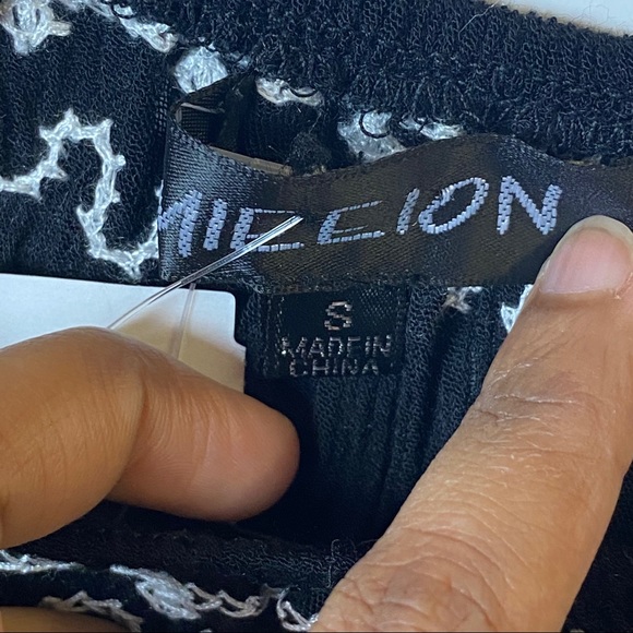 NWT LF Mieeion Black Embroidered Woven Off Shoulder Crop Top - Picture 8 of 12